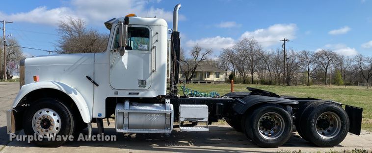 image for item DM4034 2000 Freightliner FLD120SD  semi truck