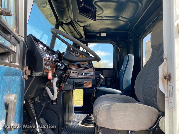 image for item DM4034 2000 Freightliner FLD120SD  semi truck