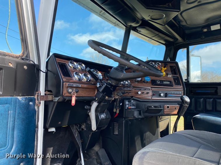 image for item DM4034 2000 Freightliner FLD120SD  semi truck