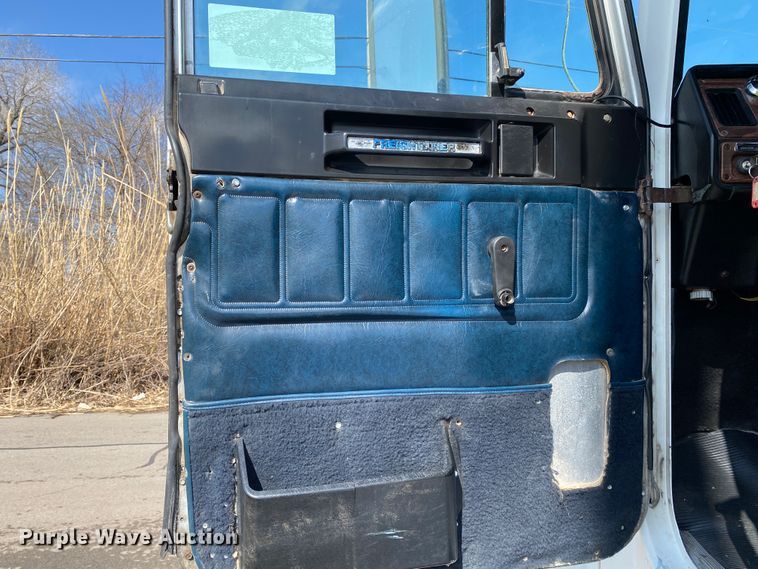 image for item DM4034 2000 Freightliner FLD120SD  semi truck