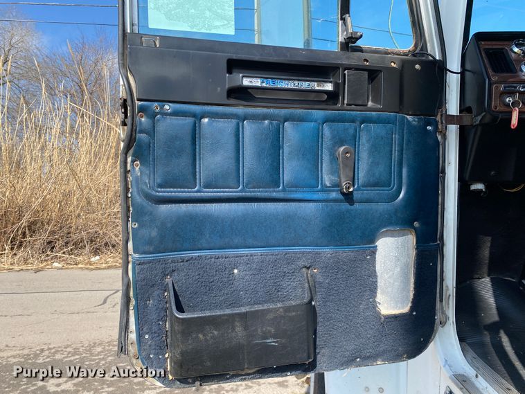 image for item DM4034 2000 Freightliner FLD120SD  semi truck