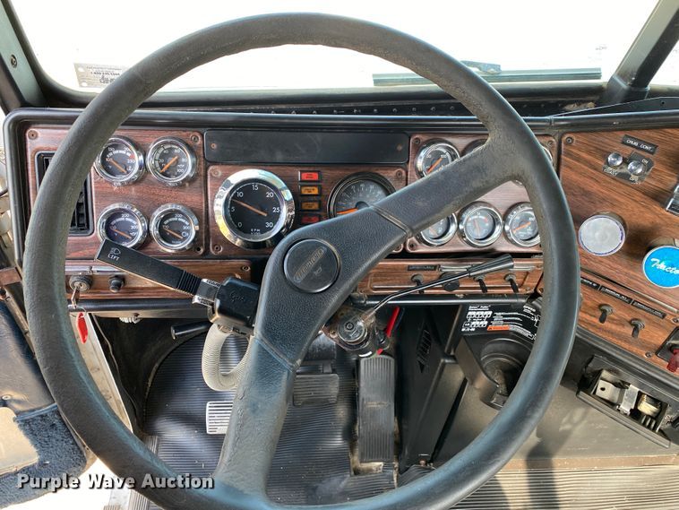 image for item DM4034 2000 Freightliner FLD120SD  semi truck