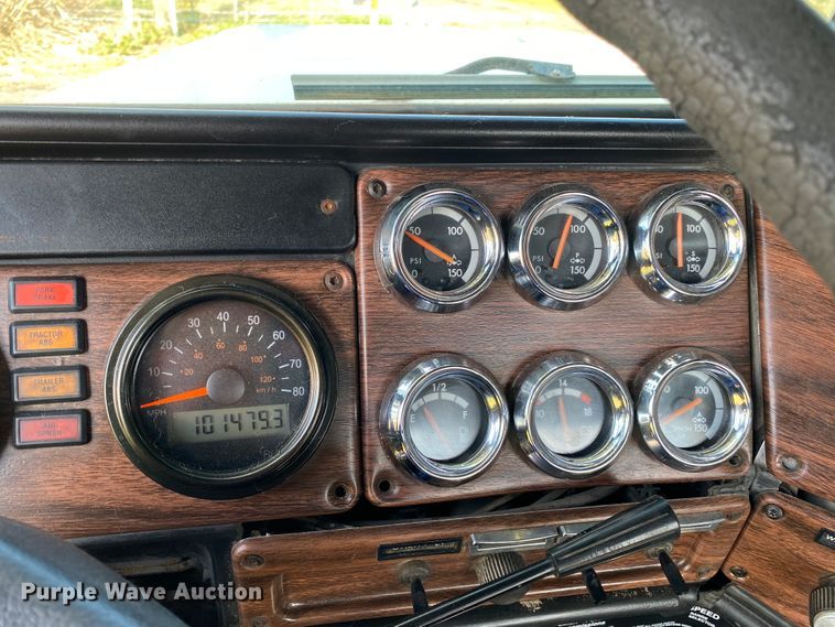 image for item DM4034 2000 Freightliner FLD120SD  semi truck