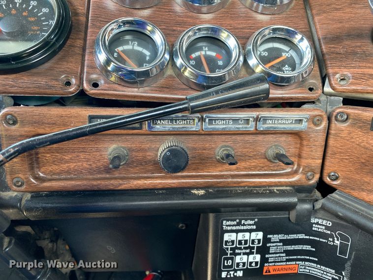 image for item DM4034 2000 Freightliner FLD120SD  semi truck