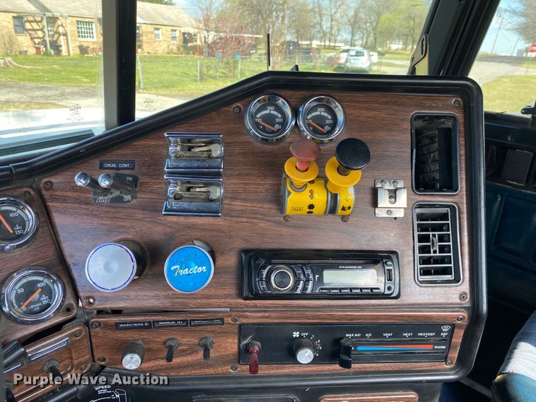 image for item DM4034 2000 Freightliner FLD120SD  semi truck