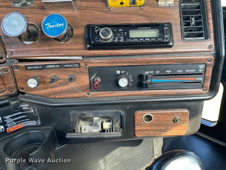 image for item DM4034 2000 Freightliner FLD120SD  semi truck