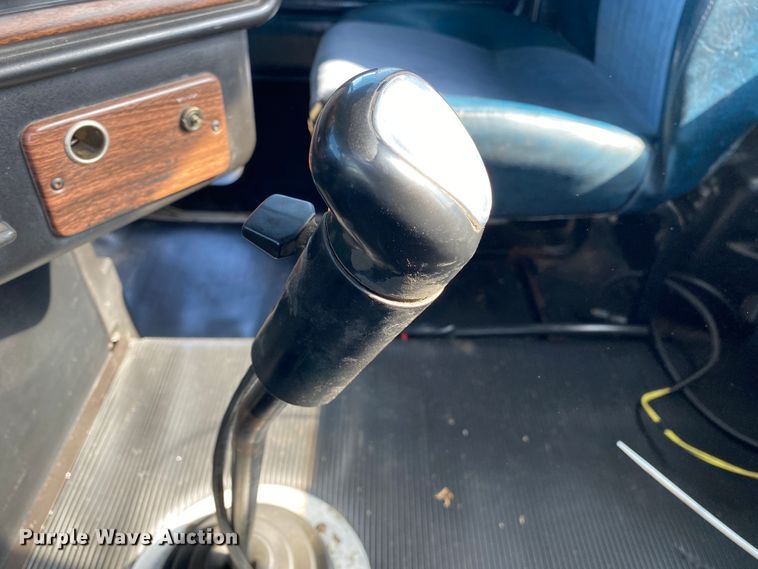 image for item DM4034 2000 Freightliner FLD120SD  semi truck