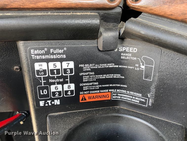 image for item DM4034 2000 Freightliner FLD120SD  semi truck