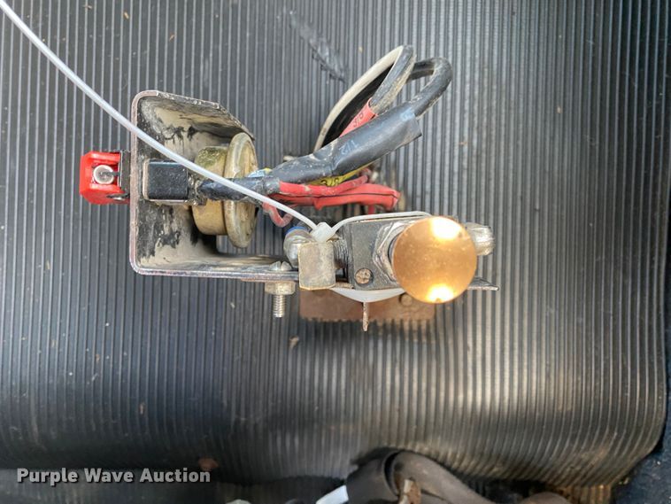 image for item DM4034 2000 Freightliner FLD120SD  semi truck