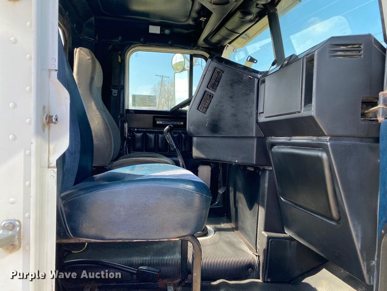 image for item DM4034 2000 Freightliner FLD120SD  semi truck