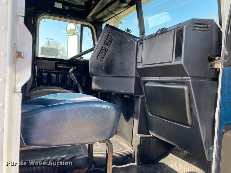 image for item DM4034 2000 Freightliner FLD120SD  semi truck