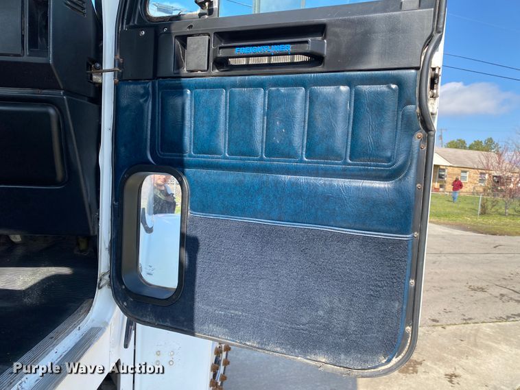 image for item DM4034 2000 Freightliner FLD120SD  semi truck