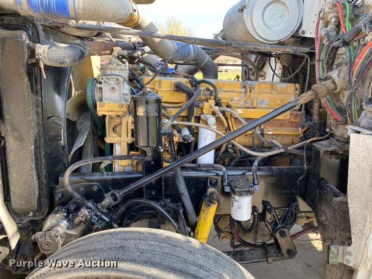 image for item DM4034 2000 Freightliner FLD120SD  semi truck