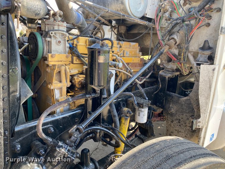 image for item DM4034 2000 Freightliner FLD120SD  semi truck