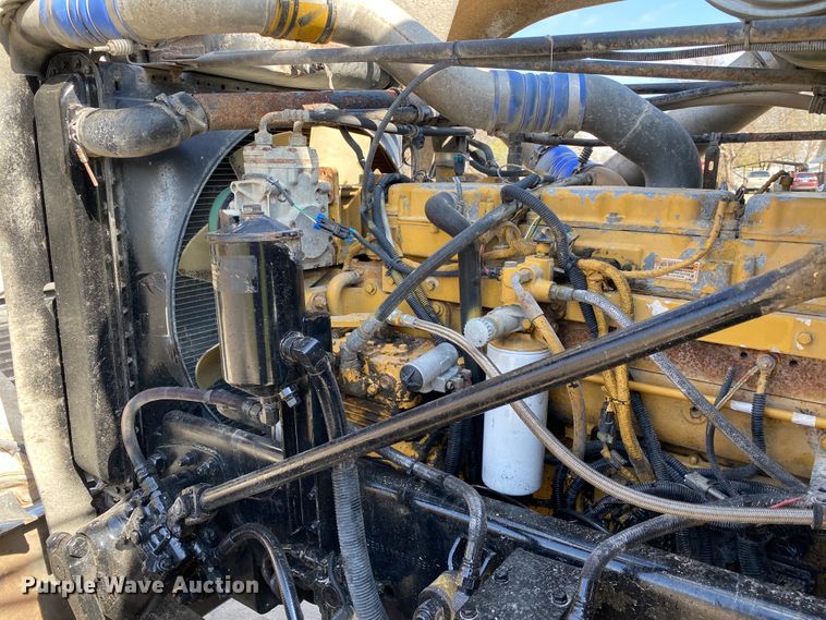 image for item DM4034 2000 Freightliner FLD120SD  semi truck