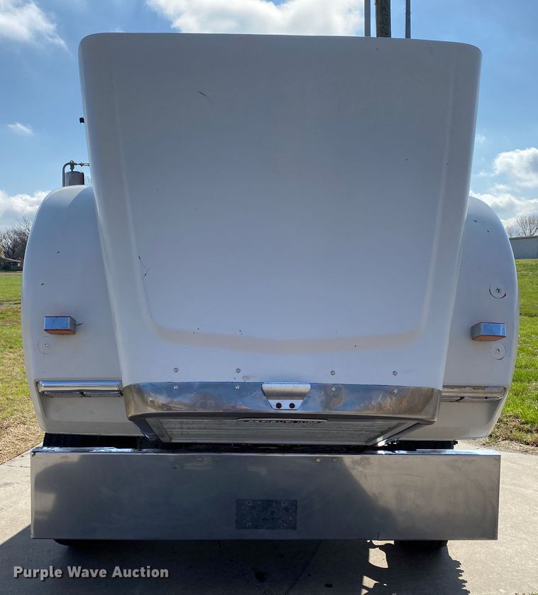 image for item DM4034 2000 Freightliner FLD120SD  semi truck