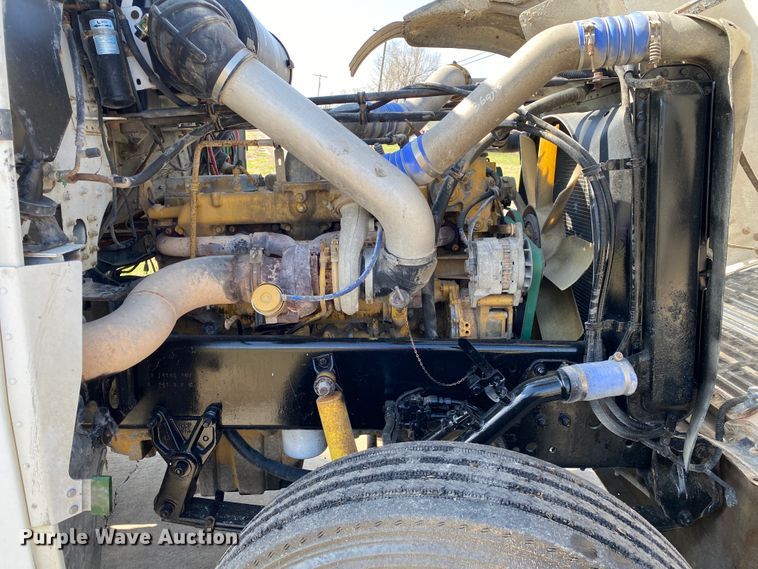 image for item DM4034 2000 Freightliner FLD120SD  semi truck