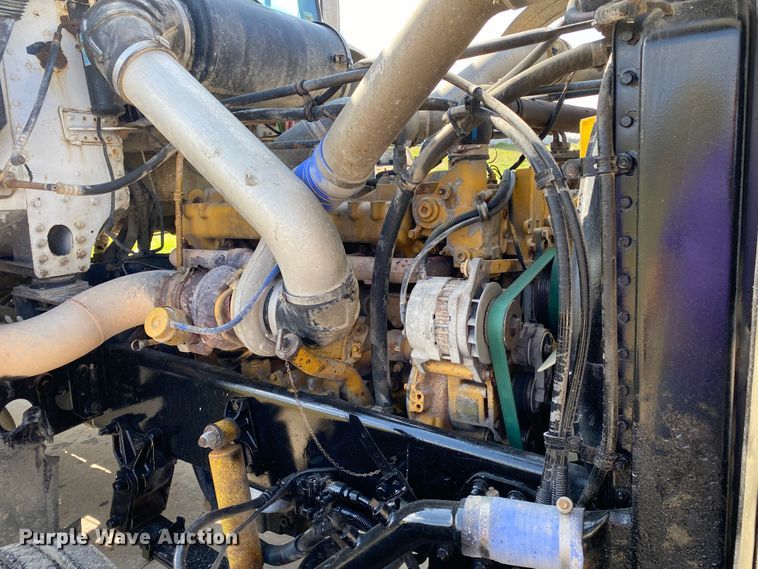 image for item DM4034 2000 Freightliner FLD120SD  semi truck