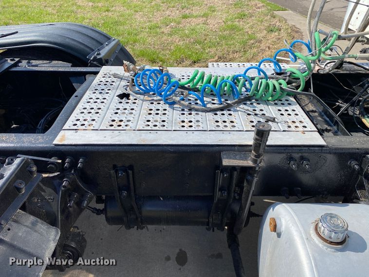 image for item DM4034 2000 Freightliner FLD120SD  semi truck