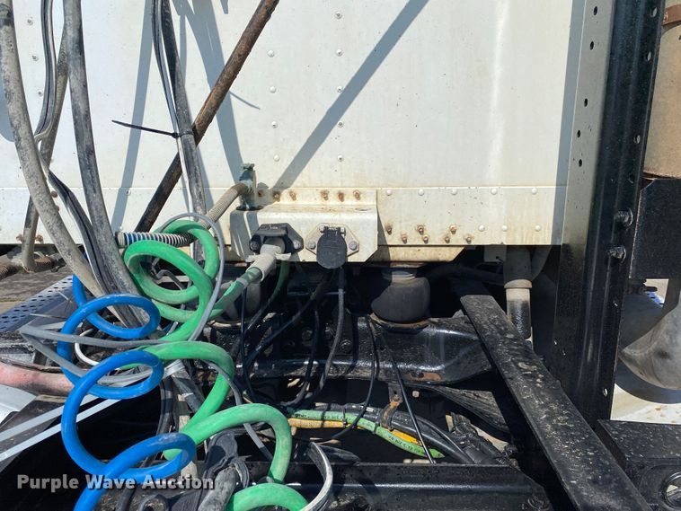 image for item DM4034 2000 Freightliner FLD120SD  semi truck