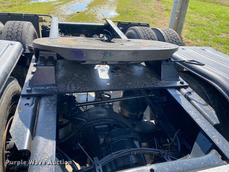 image for item DM4034 2000 Freightliner FLD120SD  semi truck