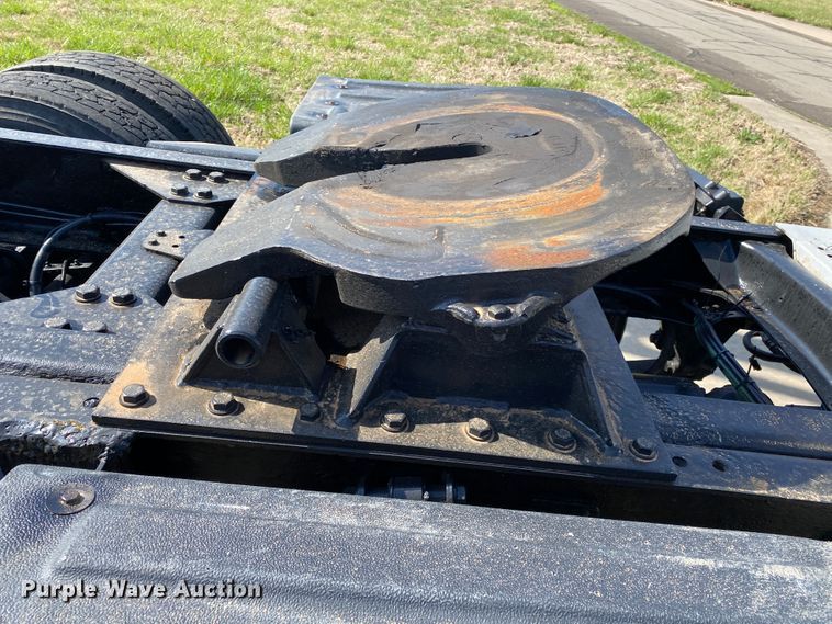 image for item DM4034 2000 Freightliner FLD120SD  semi truck