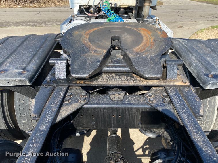 image for item DM4034 2000 Freightliner FLD120SD  semi truck