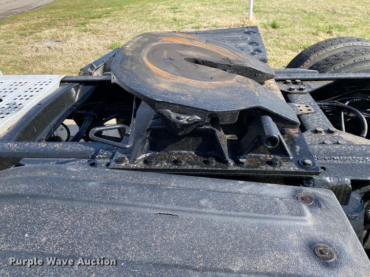 image for item DM4034 2000 Freightliner FLD120SD  semi truck