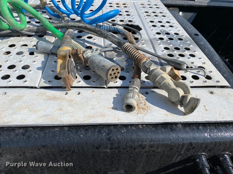 image for item DM4034 2000 Freightliner FLD120SD  semi truck