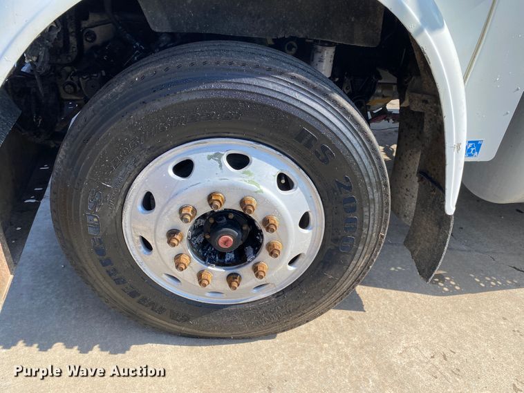 image for item DM4034 2000 Freightliner FLD120SD  semi truck