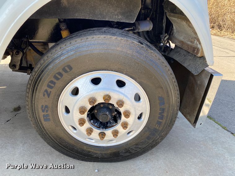 image for item DM4034 2000 Freightliner FLD120SD  semi truck