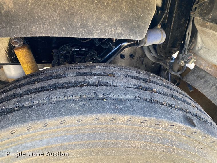 image for item DM4034 2000 Freightliner FLD120SD  semi truck