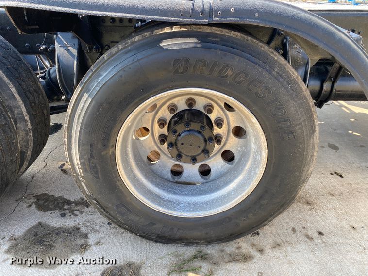 image for item DM4034 2000 Freightliner FLD120SD  semi truck