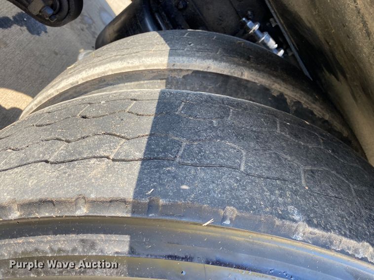 image for item DM4034 2000 Freightliner FLD120SD  semi truck