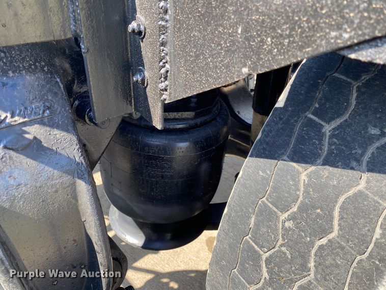 image for item DM4034 2000 Freightliner FLD120SD  semi truck