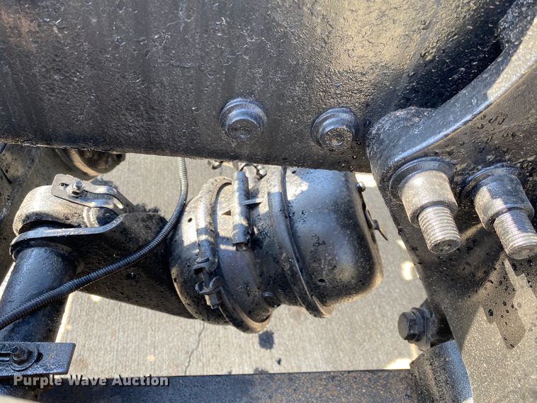 image for item DM4034 2000 Freightliner FLD120SD  semi truck