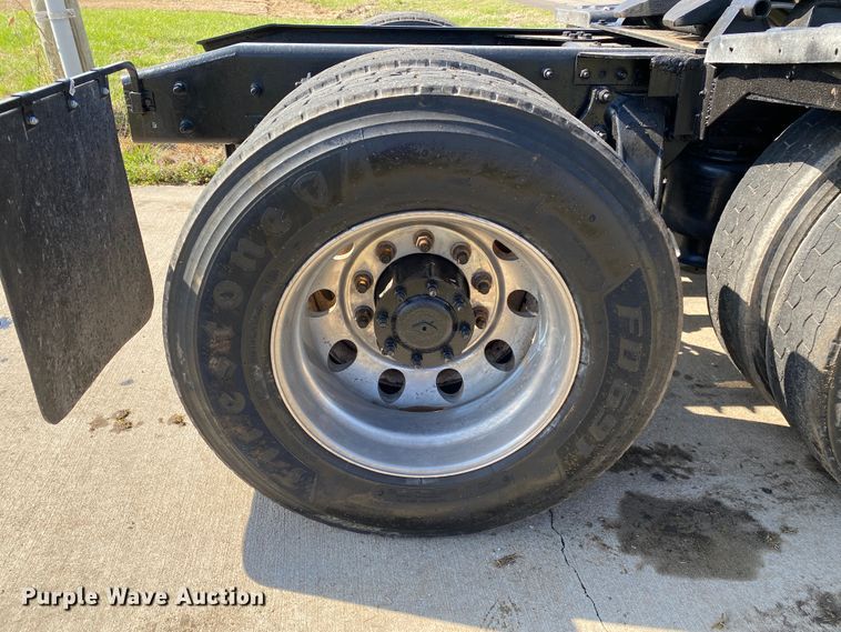 image for item DM4034 2000 Freightliner FLD120SD  semi truck