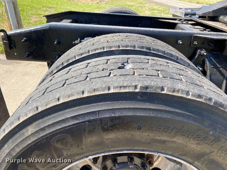 image for item DM4034 2000 Freightliner FLD120SD  semi truck