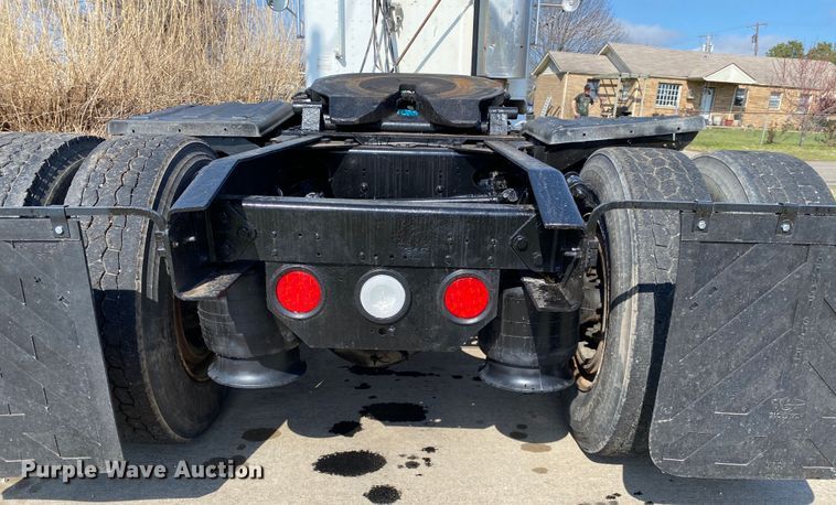 image for item DM4034 2000 Freightliner FLD120SD  semi truck