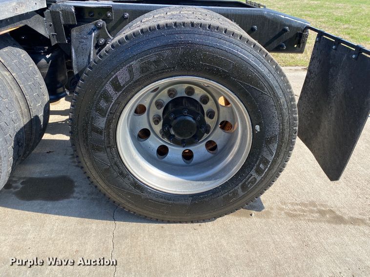 image for item DM4034 2000 Freightliner FLD120SD  semi truck