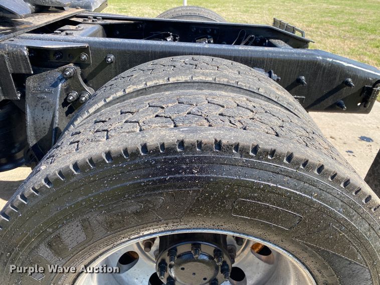 image for item DM4034 2000 Freightliner FLD120SD  semi truck