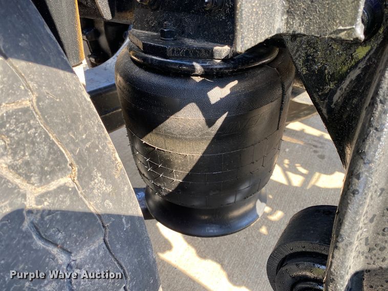 image for item DM4034 2000 Freightliner FLD120SD  semi truck