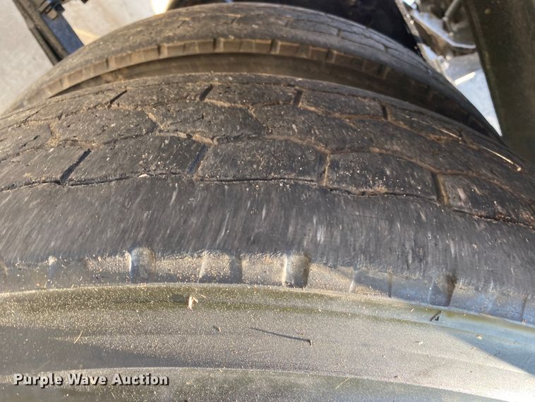 image for item DM4034 2000 Freightliner FLD120SD  semi truck