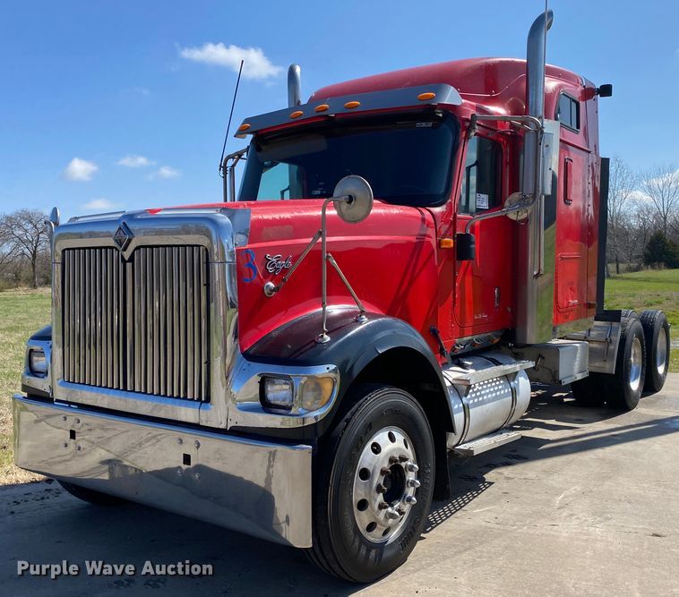 image for item DM4036 2005 International 9900i  semi truck