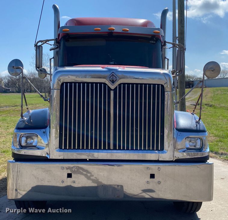 image for item DM4036 2005 International 9900i  semi truck