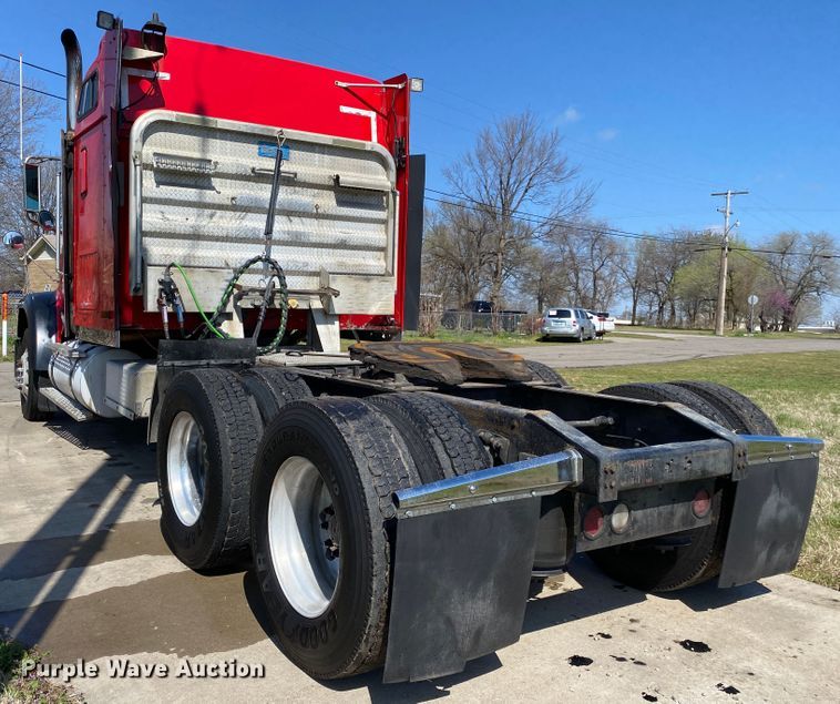 image for item DM4036 2005 International 9900i  semi truck