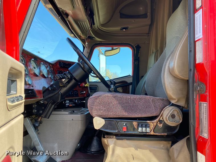 image for item DM4036 2005 International 9900i  semi truck