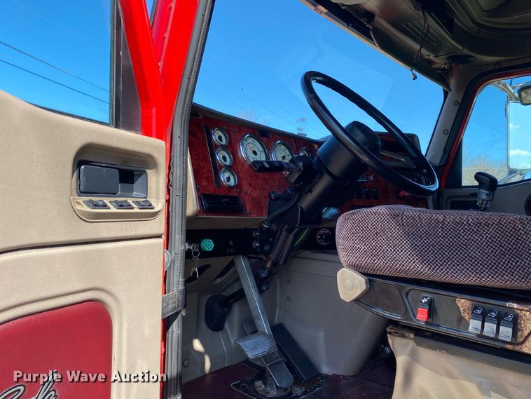 image for item DM4036 2005 International 9900i  semi truck