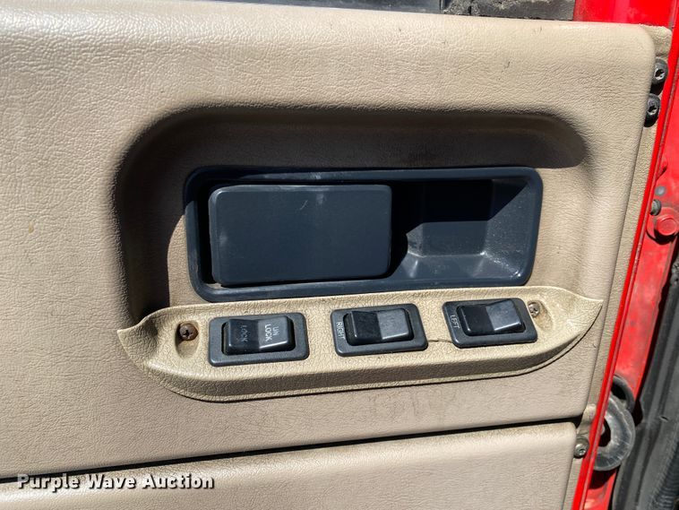 image for item DM4036 2005 International 9900i  semi truck