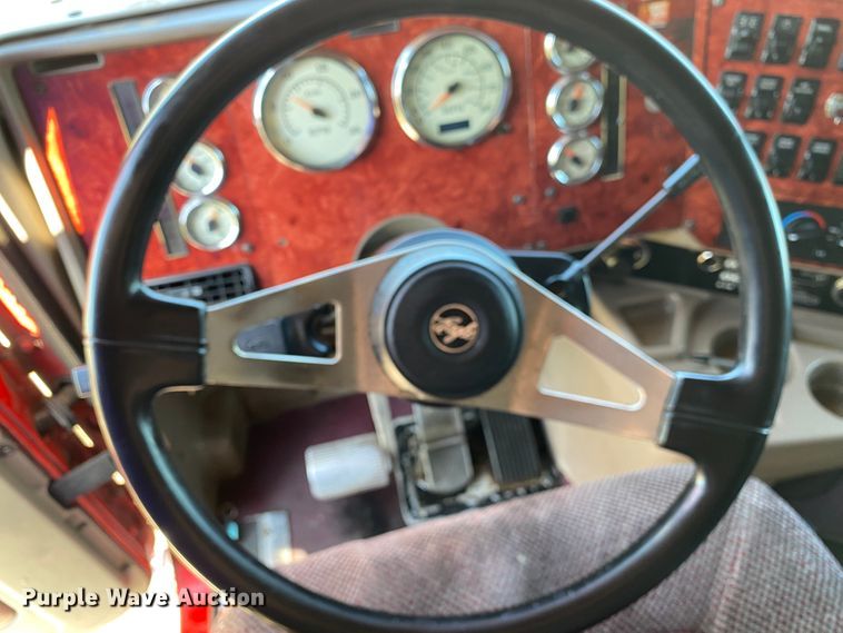 image for item DM4036 2005 International 9900i  semi truck